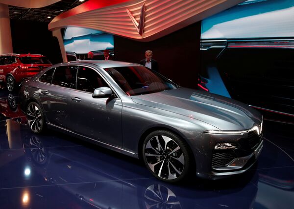 Giới thiệu xe hơi VinFast LUX A2.0 tại buổi khai mạc triển lãm ô tô quốc tế Paris Motor Show - Sputnik Việt Nam