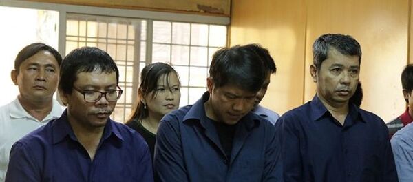 Cựu CSGT Nguyễn Cảnh Chân (đứng giữa, hàng đầu) tại tòa sáng nay. - Sputnik Việt Nam