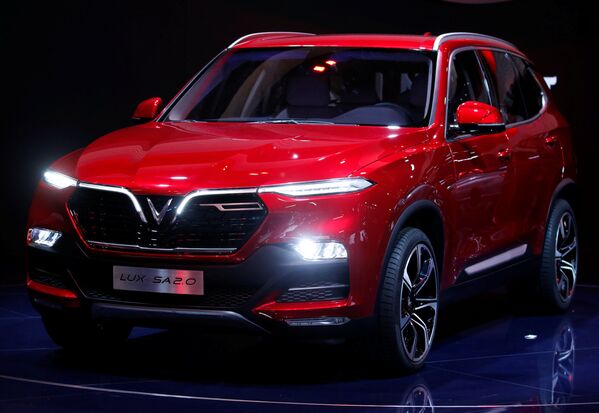 Giới thiệu xe hơi VinFast LUX SA2.0 tại buổi khai mạc triển lãm ô tô quốc tế Paris Motor Show - Sputnik Việt Nam