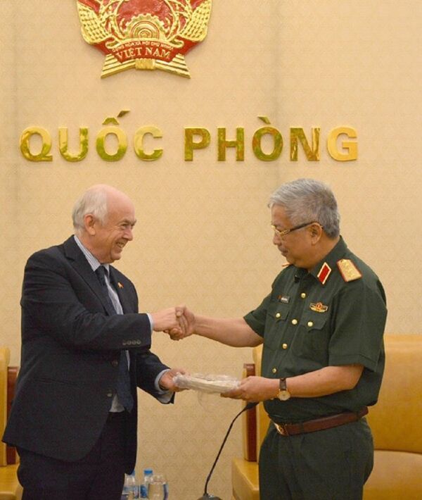 Nghị sĩ Wayne David trao quà lưu niệm tặng Thượng tướng Nguyễn Chí Vịnh. - Sputnik Việt Nam