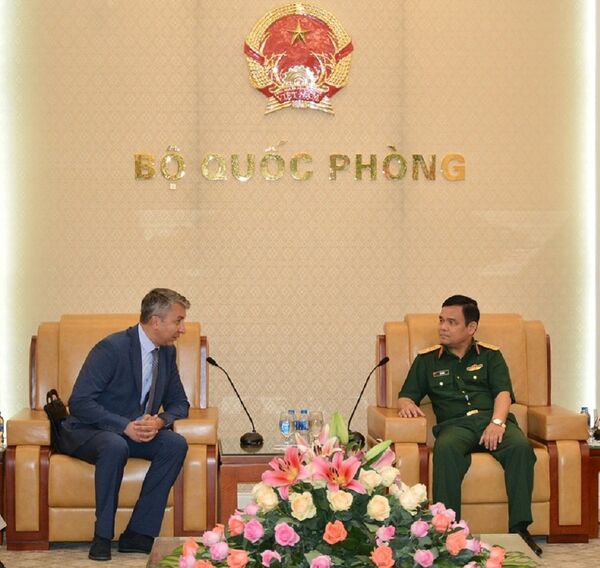 Thượng tướng Lê Chiêm tiếp ông Bezbabnov Oleg Gennadievich. - Sputnik Việt Nam