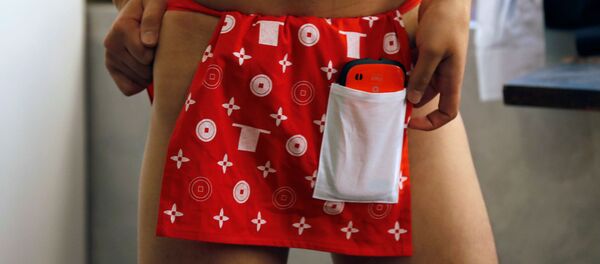 Японцы, одетые в традиционное мужское нижнее белье фундоси, во время акции по сбору мусора на улицах Токио, Япония - Sputnik Việt Nam