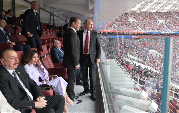 Tổng thống Vladimir Putin tại trận mở màn vòng bảng World Cup giữa các đội tuyển quốc gia Nga và Ả Rập Saudi - Sputnik Việt Nam