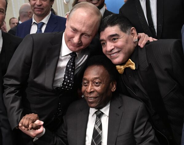 Tổng thống Nga Vladimir Putin, cầu thủ bóng đá Brazil Pele và cầu thủ bóng đá Argentina Diego Maradona tại chung kết FIFA World Cup 2018 ở Nga - Sputnik Việt Nam