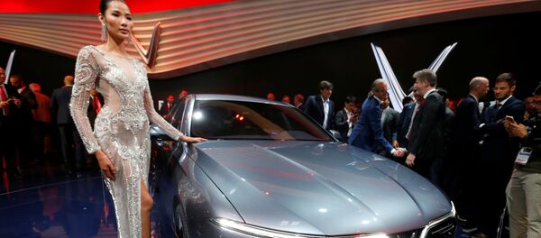 Giới thiệu xe hơi VinFast Lux A2.0 tại buổi khai mạc triển lãm ô tô quốc tế Paris Motor Show - Sputnik Việt Nam