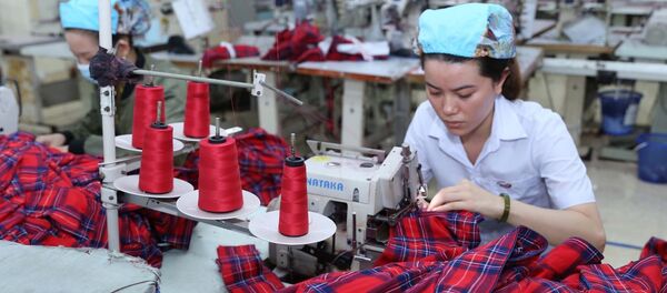 May gia công hàng may mặc xuất khẩu tại Công ty Cổ phẩn May Bình Định. May gia công hàng may mặc xuất khẩu tại Công ty Cổ phẩn May Bình Định. - Sputnik Việt Nam