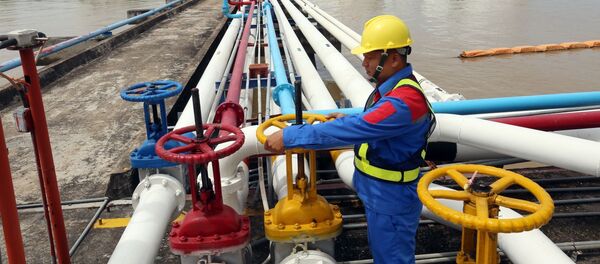 Cung cấp xăng dầu tại Tổng kho xăng dầu Nhà Bè (thành phố Hồ Chí Minh). - Sputnik Việt Nam