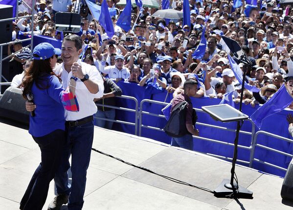 Tổng thống Honduras Juan Orlando Hernandez khiêu vũ với phu nhân tại Tegucigalpa, Honduras - Sputnik Việt Nam