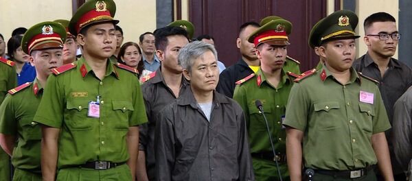 Bị cáo Lưu Văn Vịnh (ngoài cùng bên trái) cùng các đồng phạm tại phiên tòa - Sputnik Việt Nam