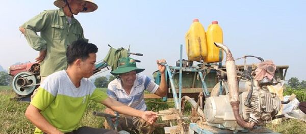 Chiếc máy cày đất tự chế của anh Phan Bá Toàn ở thôn 2 , Đức Sơn, Anh Sơn. Chiếc máy cày đất tự chế của anh Phan Bá Toàn ở thôn 2 , Đức Sơn, Anh Sơn. - Sputnik Việt Nam