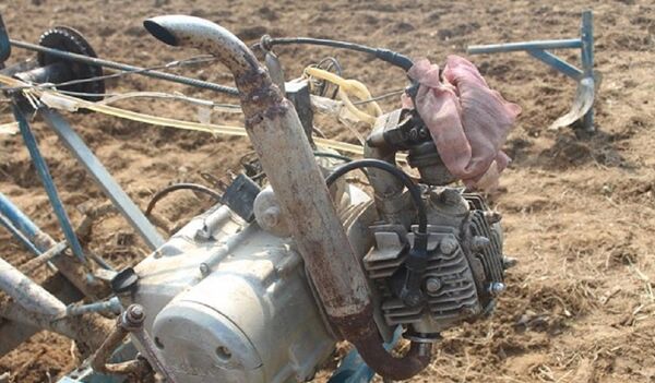 Sáng chế của anh Toàn được tận dụng từ động cơ và linh kiện của chiếc xe máy cũ. - Sputnik Việt Nam