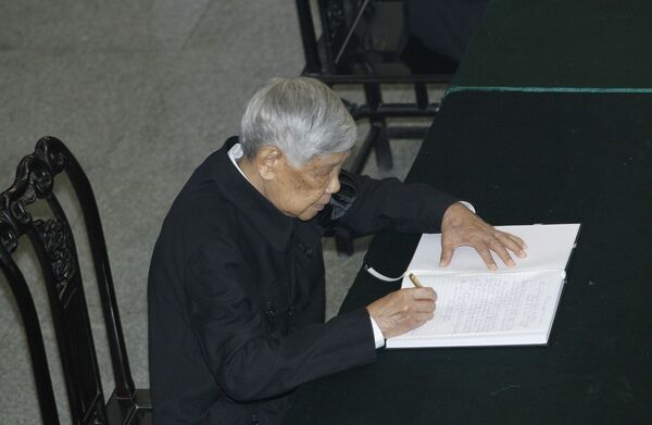 Nguyên Tổng Bí thư Lê Khả Phiêu đến viếng và ghi sổ tang nguyên Tổng Bí thư Đỗ Mười. - Sputnik Việt Nam