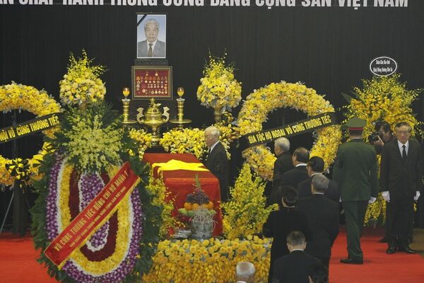 Đoàn Ban chấp hành Trung ương Đảng do Tổng Bí thư Nguyễn Phú Trọng dẫn đầu viếng nguyên Tổng Bí thư Đỗ Mười.  - Sputnik Việt Nam