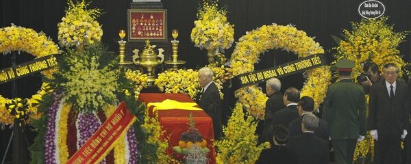 Đoàn Ban chấp hành Trung ương Đảng do Tổng Bí thư Nguyễn Phú Trọng dẫn đầu viếng nguyên Tổng Bí thư Đỗ Mười. - Sputnik Việt Nam