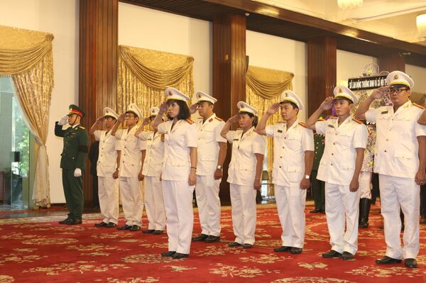 Lãnh đạo Công an Thành phố Hồ Chí Minh dành một phút mặc niệm tưởng nhớ nguyên Tổng Bí thư Đỗ Mười tại hội trường Thống Nhất, Thành phố Hồ Chí Mnh. - Sputnik Việt Nam