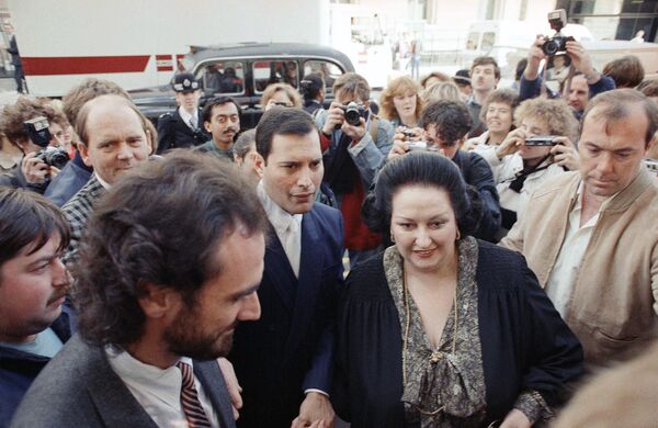 Ca sĩ Opera Montserrat Caballe và  ca sĩ Freddie Mercury của nhóm Queen trước khi giới thiệu album chung Barcelona tại Albert Hall, London, 1988 - Sputnik Việt Nam