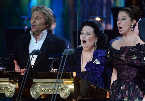 Ca sĩ opera Nikolai Baskov, ca sĩ opera Montserrat Caballe và Montserrat Marty trong  buổi biểu diễn hòa nhạc ở Moskva - Sputnik Việt Nam