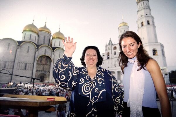 Ca sĩ opera  Tây Ban Nha Montserrat Caballe và con gái Montserrat Marti trên Quảng trường Nhà thờ ở Moskva - Sputnik Việt Nam