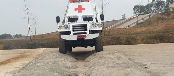 Chiếc xe thiết giáp BTR-152 chở quân được cải tạo thành xe thiết giáp cứu thương Chiếc xe thiết giáp BTR-152 chở quân được cải tạo thành xe thiết giáp cứu thương - Sputnik Việt Nam