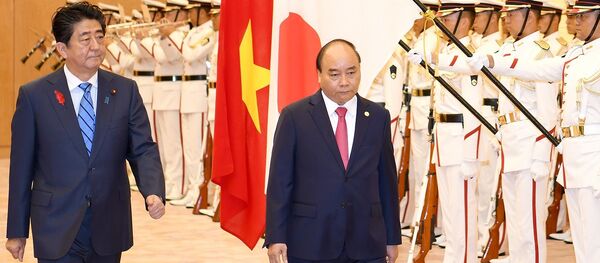 Thủ tướng Shinzo Abe mời Thủ tướng Nguyễn Xuân Phúc tới khu vực lễ đài. Quân nhạc cử Quốc thiều hai nước Việt Nam – Nhật Bản. - Sputnik Việt Nam