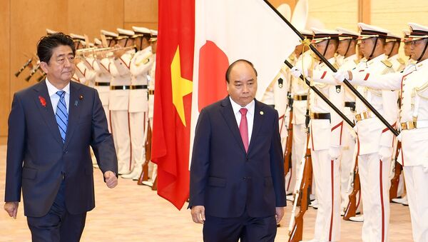 Thủ tướng Shinzo Abe mời Thủ tướng Nguyễn Xuân Phúc tới khu vực lễ đài. Quân nhạc cử Quốc thiều hai nước Việt Nam – Nhật Bản. - Sputnik Việt Nam