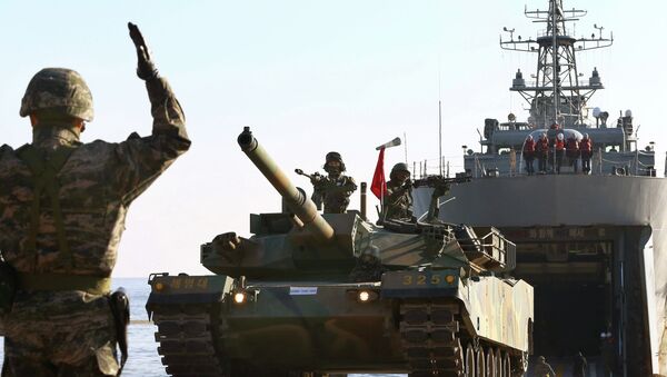 South Korean Marines take part in a landing operation which is a part of annual military exercise Hokuk, on a beach in Pohang November 18, 2014 - Sputnik Việt Nam