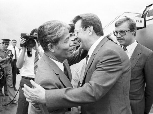 Sân bay Nội Bài. Ông Đỗ Mười - Phó Chủ tịch Hội đồng Bộ trưởng CHXHCN Việt Nam - gặp ông Vitaly Vorotnikov, Ủy viên BCT Đảng Cộng sản Liên Xô, Chủ tịch Hội đồng Bộ trưởng CHXHCN Xô-viết Nga dẫn đầu đoàn đại biểu Đảng và Nhà nước Liên Xô sang dự lễ kỷ niệm Quốc khánh Việt Nam lần thứ 40. Sân bay Nội Bài. Ông Đỗ Mười - Phó Chủ tịch Hội đồng Bộ trưởng CHXHCN Việt Nam - gặp ông Vitaly Vorotnikov, Ủy viên BCT Đảng Cộng sản Liên Xô, Chủ tịch Hội đồng Bộ trưởng CHXHCN Xô-viết Nga dẫn đầu đoàn đại biểu Đảng và Nhà nước Liên Xô sang dự lễ kỷ niệm Quốc khánh Việt Nam lần thứ 40. - Sputnik Việt Nam