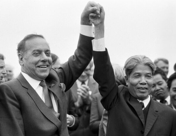 Ủy viên BCT Đảng Cộng sản Liên Xô Geidar Aliyev (trái) và Phó Chủ tịch Hội đồng Bộ trưởng Việt Nam Đỗ Mười (phải) tại cuộc mit-tinh nhân dịp vận hành tổ máy đầu tiên của nhà máy Nhiệt điện Phả Lại, trong thời gian phái đoàn Liên Xô sang dự lễ kỷ niệm 5 năm ký kết Hiệp định Xô-Việt. Ủy viên BCT Đảng Cộng sản Liên Xô Geidar Aliyev (trái) và Phó Chủ tịch Hội đồng Bộ trưởng Việt Nam Đỗ Mười (phải) tại cuộc mit-tinh nhân dịp vận hành tổ máy đầu tiên của nhà máy Nhiệt điện Phả Lại, trong thời gian phái đoàn Liên Xô sang dự lễ kỷ niệm 5 năm ký kết Hiệp định Xô-Việt. - Sputnik Việt Nam