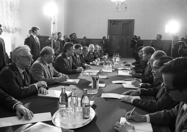 Cuộc gặp tại điện Kremlin của Ủy viên BCT Đảng Cộng sản Liên Xô, Chủ tịch Hội đồng Bộ trưởng Liên Xô Nikolai Ivanovich Ryzhkov (thứ ba từ trái sang) và Ủy viên BCT Đảng Cộng sản Việt Nam Đỗ Mười (trong khuôn khổ chuyến thăm hữu nghị chính thức của Tổng Bí thư BCH TƯ Đảng Cộng sản Việt Nam Nguyễn Văn Linh đến Liên Xô). Cuộc gặp tại điện Kremlin của Ủy viên BCT Đảng Cộng sản Liên Xô, Chủ tịch Hội đồng Bộ trưởng Liên Xô Nikolai Ivanovich Ryzhkov (thứ ba từ trái sang) và Ủy viên BCT Đảng Cộng sản Việt Nam Đỗ Mười (trong khuôn khổ chuyến thăm hữu nghị chính thức của Tổng Bí thư BCH TƯ Đảng Cộng sản Việt Nam Nguyễn Văn Linh đến Liên Xô). - Sputnik Việt Nam