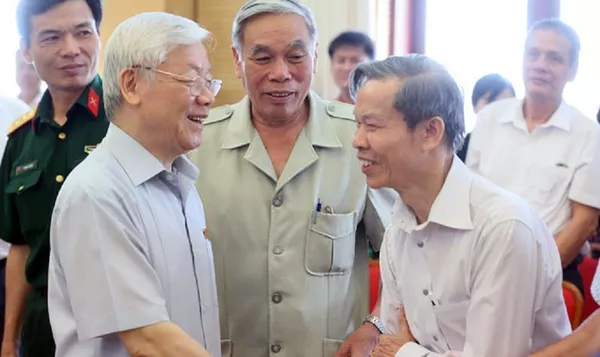 Tổng bí thư trao đổi với các cử tri quận Hoàn Kiếm, Ba Đình. Tổng bí thư trao đổi với các cử tri quận Hoàn Kiếm, Ba Đình. - Sputnik Việt Nam