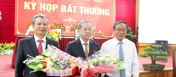 Ông Nguyễn Văn Cao (phải) chúc mừng ông Phan Ngọc Thọ (giữa) là tân Chủ tịch UBND tỉnh Thừa Thiên Huế nhiệm kỳ 2016-2021 Ông Nguyễn Văn Cao (phải) chúc mừng ông Phan Ngọc Thọ (giữa) là tân Chủ tịch UBND tỉnh Thừa Thiên Huế nhiệm kỳ 2016-2021 - Sputnik Việt Nam