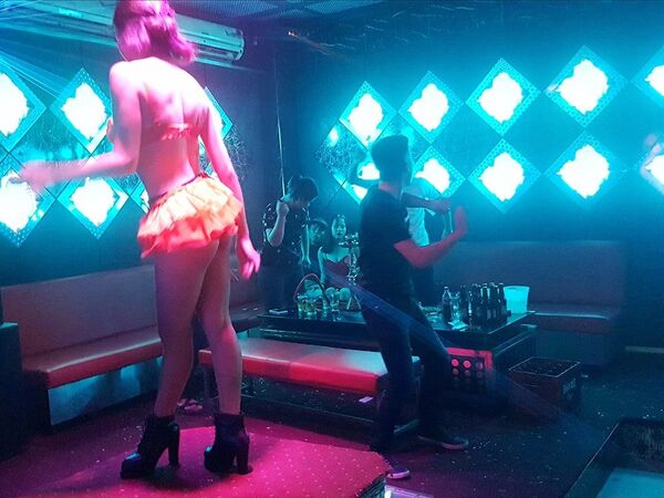 Vũ công bay trong tiếng nhạc công suất lớn - Sputnik Việt Nam