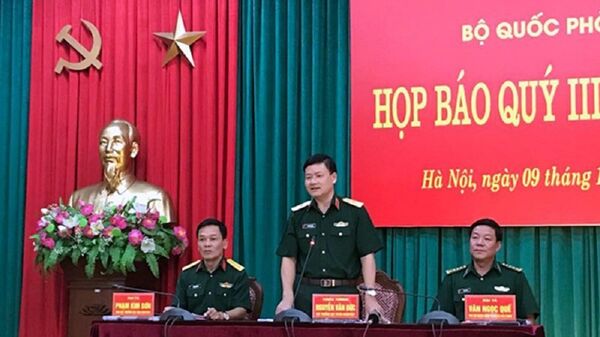 Thiếu tướng Nguyễn Văn Đức (giữa) - Sputnik Việt Nam