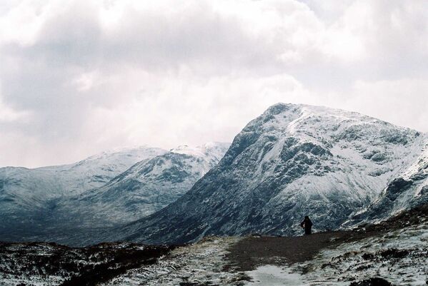 Đường lên sườn núi đá  Aonach Eagach, Scotland - Sputnik Việt Nam