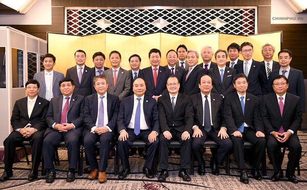 Thủ tướng Nguyễn Xuân Phúc và các DN tài chính lớn của Nhật Bản.  - Sputnik Việt Nam