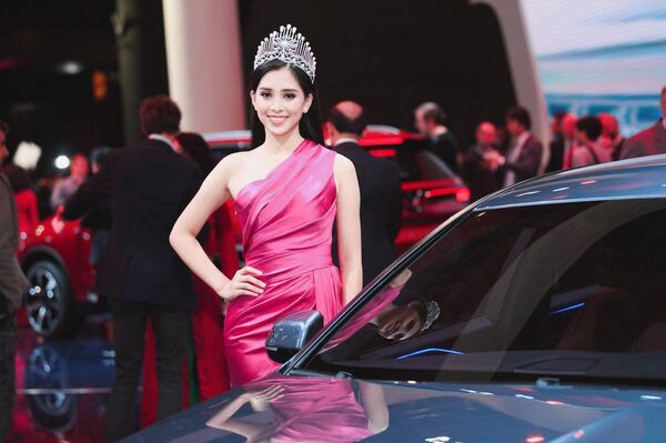 Hoa hậu Tiểu Vy bên xe Vinfast - Sputnik Việt Nam