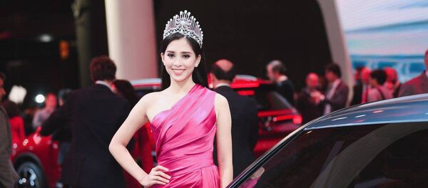 Hoa hậu Tiểu Vy bên xe Vinfast - Sputnik Việt Nam