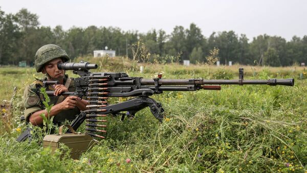 Военнослужащий 31-й отдельной гвардейской десантно-штурмовой ордена Кутузова 2-й степени бригады воздушно-десантных войск России стреляет из крупнокалиберного пулемета НСВ-12,7 Утёс во время военных учений в Ульяновской области. - Sputnik Việt Nam