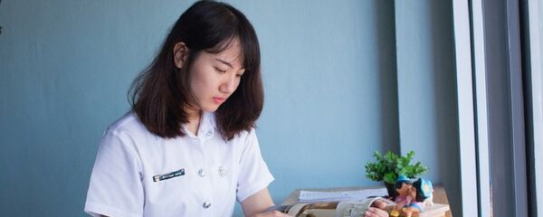 Cô gái đọc sách - Sputnik Việt Nam