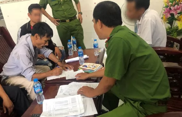 Thể (bên trái) bị khởi tố, bắt tạm giam