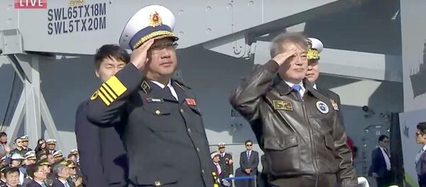 Tổng thống Hàn Quốc Moon Jae-in và Phó Đô đốc Phạm Hoài Nam chào khi 2 tàu Việt Nam duyệt binh qua tàu chở Đoàn chủ tịch - Sputnik Việt Nam