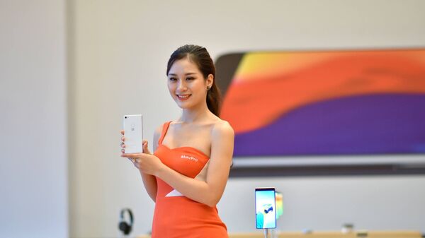 Bphone 3 và người đẹp - Sputnik Việt Nam