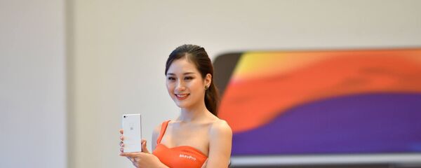Bphone 3 và người đẹp - Sputnik Việt Nam