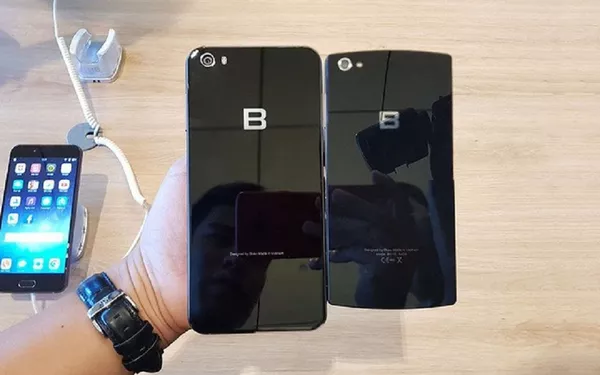 Bphone 2 (bên trái) và Bphone 1 (bên phải) Bphone 2 (bên trái) và Bphone 1 (bên phải) - Sputnik Việt Nam