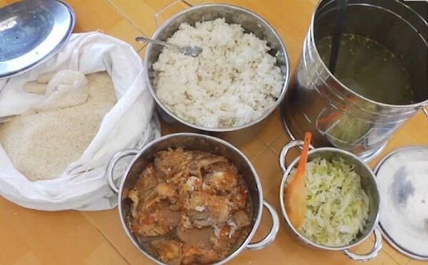 Trẻ mẫu giáo ăn cơm gạo mốc - Sputnik Việt Nam