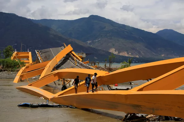 Người qua sông theo cây cầu gẫy do trận động đất tại Palu trên đảo Sulawesi thuộc Indonesia Người qua sông theo cây cầu gẫy do trận động đất tại Palu trên đảo Sulawesi thuộc Indonesia - Sputnik Việt Nam