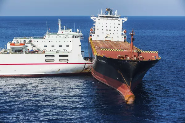 Vụ va đụng của tàu Tunisia và tàu Síp trong vùng biển Địa Trung Hải gần Corsica Vụ va đụng của tàu Tunisia và tàu Síp trong vùng biển Địa Trung Hải gần Corsica - Sputnik Việt Nam