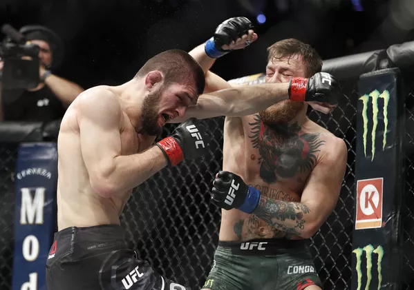 Võ sĩ Nga Habib Nurmagomedov trong trận tỷ thí với đối thủ Ireland Conor McGregor tranh danh hiệu vô địch UFC hạng cân nhẹ Võ sĩ Nga Habib Nurmagomedov trong trận tỷ thí với đối thủ Ireland Conor McGregor tranh danh hiệu vô địch UFC hạng cân nhẹ - Sputnik Việt Nam
