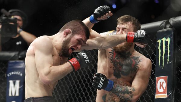 Võ sĩ  Nga Habib Nurmagomedov trong trận tỷ thí với đối thủ Ireland Conor McGregor tranh danh hiệu vô địch UFC hạng cân nhẹ - Sputnik Việt Nam