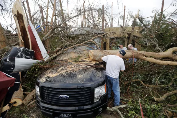 Dân cưa những thân cây bị cơn bão Michael quật đổ ở thành phố Panama, bang Florida Dân cưa những thân cây bị cơn bão Michael quật đổ ở thành phố Panama, bang Florida - Sputnik Việt Nam